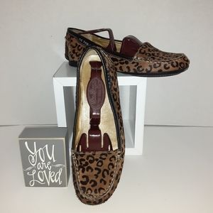 Leopard print flat